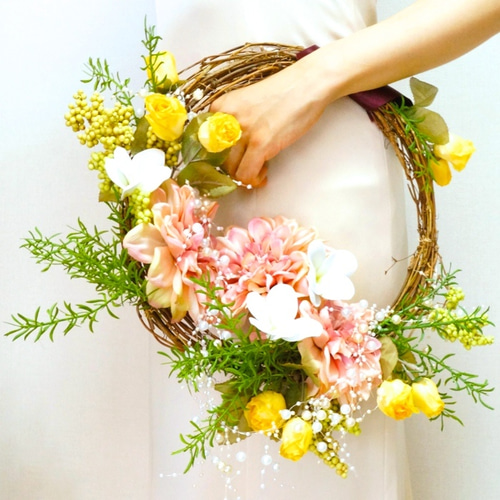 サーモンピンクダリア・黄バラ・プルメリアのリースブーケ ブートニア  