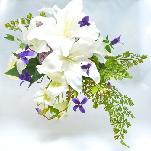 の*ん様 【美品】ウェディングブーケ ブートニアセット (ユリクレッセントブーケ ユリ ＆ クレマチスのざっくりウエディングブーケ ブートニア