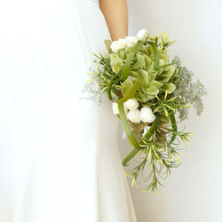 綠色繡球花的自然婚禮花束Bootonia設置人造花半級聯白玫瑰綠色前新娘 第2張的照片