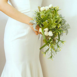 綠色繡球花的自然婚禮花束Bootonia設置人造花半級聯白玫瑰綠色前新娘 第4張的照片