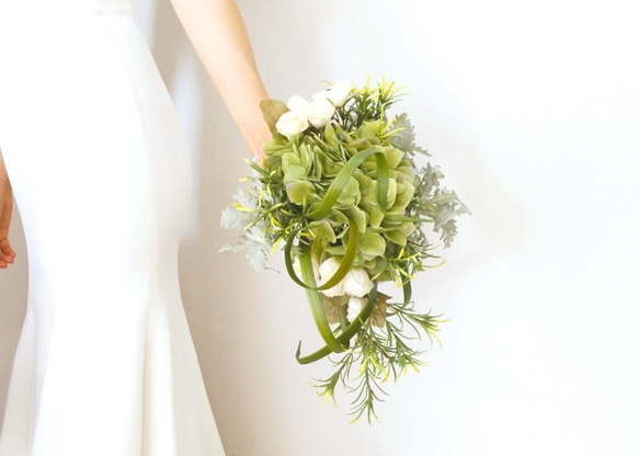 綠色繡球花的自然婚禮花束Bootonia設置人造花半級聯白玫瑰綠色前新娘 第5張的照片