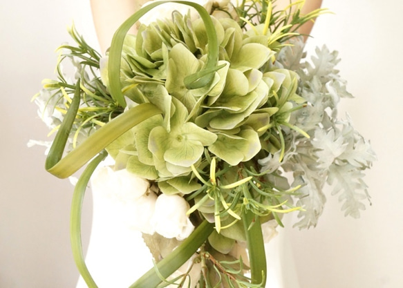 綠色繡球花的自然婚禮花束Bootonia設置人造花半級聯白玫瑰綠色前新娘 第6張的照片