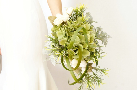 綠色繡球花的自然婚禮花束Bootonia設置人造花半級聯白玫瑰綠色前新娘 第7張的照片