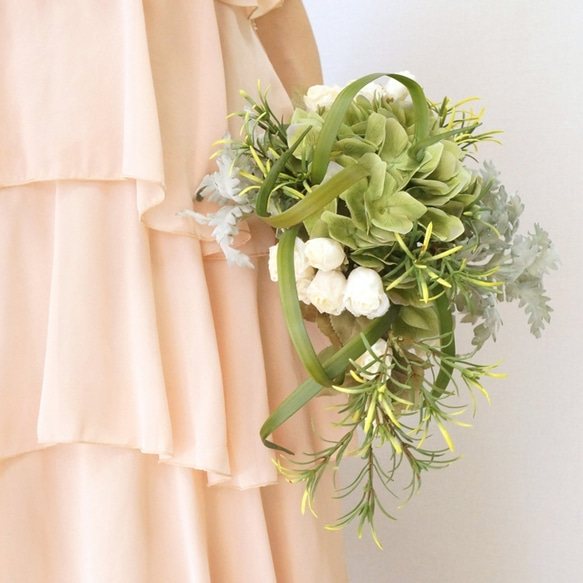 綠色繡球花的自然婚禮花束Bootonia設置人造花半級聯白玫瑰綠色前新娘 第9張的照片