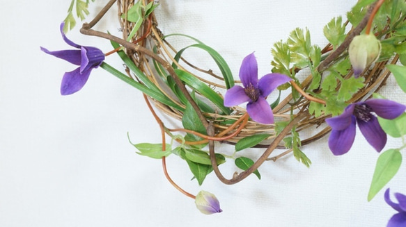 クレマチスのシンプルリース ドアリース 夏 紫 造花 和のリース 和風 シンプル 4枚目の画像