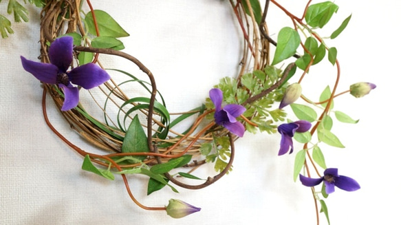 クレマチスのシンプルリース ドアリース 夏 紫 造花 和のリース 和風 シンプル 8枚目の画像