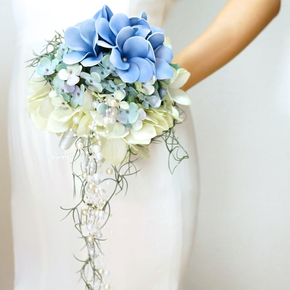 [訂購後製成產品]藍色雞蛋花和繡球的漂亮圓形花束[婚禮花束人造花] 第1張的照片