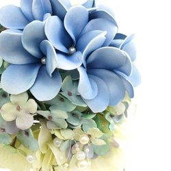 [訂購後製成產品]藍色雞蛋花和繡球的漂亮圓形花束[婚禮花束人造花] 第5張的照片