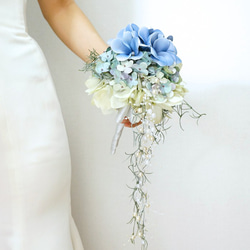 [訂購後製成產品]藍色雞蛋花和繡球的漂亮圓形花束[婚禮花束人造花] 第6張的照片
