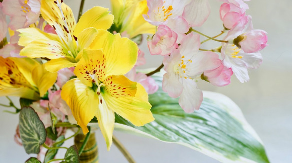 桜とアルストロメリアのスタンドブーケ/ 造花 春 ピンク 黄色 さくら和 玄関 ギフト プレゼント 2枚目の画像