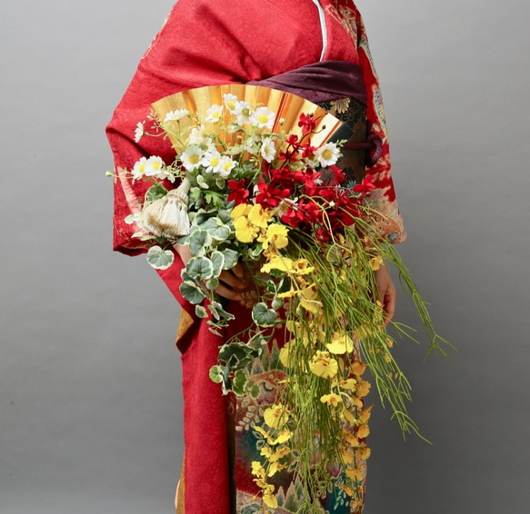 【受注後制作商品】和装婚用ブーケ 華やかな蘭いっぱいの扇子ブーケ 和婚 花嫁 赤 黄色 白 造花 1枚目の画像