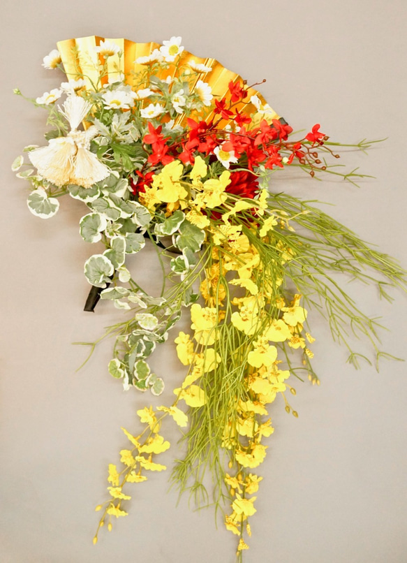 【受注後制作商品】和装婚用ブーケ 華やかな蘭いっぱいの扇子ブーケ 和婚 花嫁 赤 黄色 白 造花 3枚目の画像