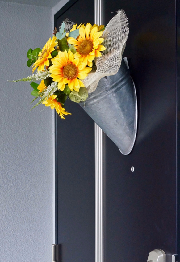 送料無料 ブリキポットのウォールデコ ひまわりブーケ 造花 ドア飾り 玄関 夏のインテリア 8枚目の画像