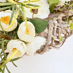 【 送料無料 】すずらんとバラのバスケットブーケ / 造花 ウェディングブーケ ブートニアセット  白 大人可愛い 8枚目の画像