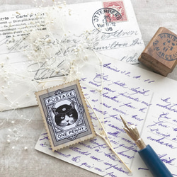 猫たちの郵便局　切手型ウッドブローチ：ハチ 1枚目の画像