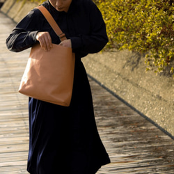 ヌメ革の縦型シンプルバッグ　(受注生産) 2枚目の画像