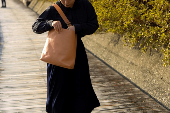 ヌメ革の縦型シンプルバッグ　(受注生産) 2枚目の画像