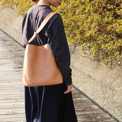 ヌメ革の縦型シンプルバッグ　(受注生産) 3枚目の画像