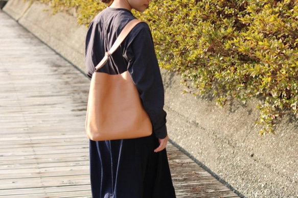 ヌメ革の縦型シンプルバッグ　(受注生産) 3枚目の画像