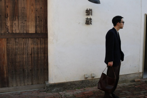 ヌメ革の縦型シンプルバッグ　(受注生産) 4枚目の画像