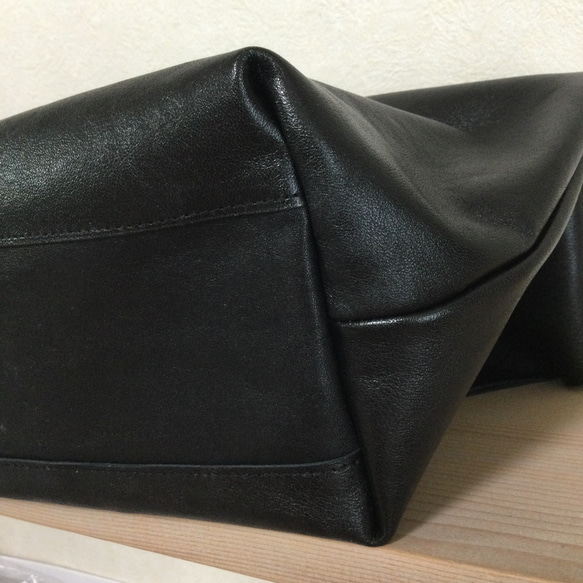 牛革なのに軽い大人バッグ(大)の肩掛けタイプ★A4サイズがゆったり入ります 4枚目の画像