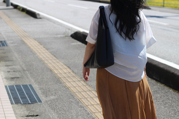 牛革なのに軽い大人バッグ(大)の肩掛けタイプ★A4サイズがゆったり入ります 5枚目の画像