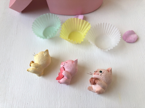 春のお菓子みたいな猫さんトリオ 3枚目の画像