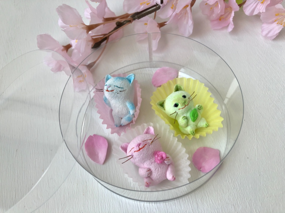 春のお菓子みたいな猫さんトリオ2