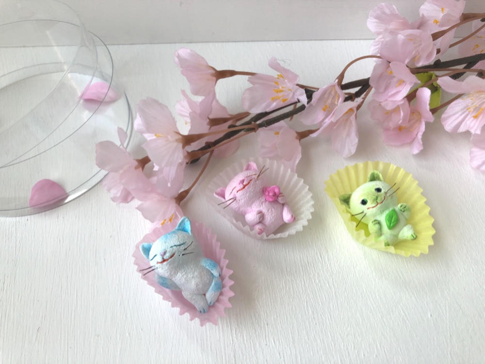 春のお菓子みたいな猫さんトリオ2