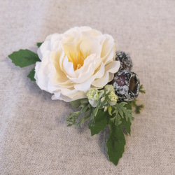 お花のヘアクリップ002_白いお花＆ベリー 2枚目の画像
