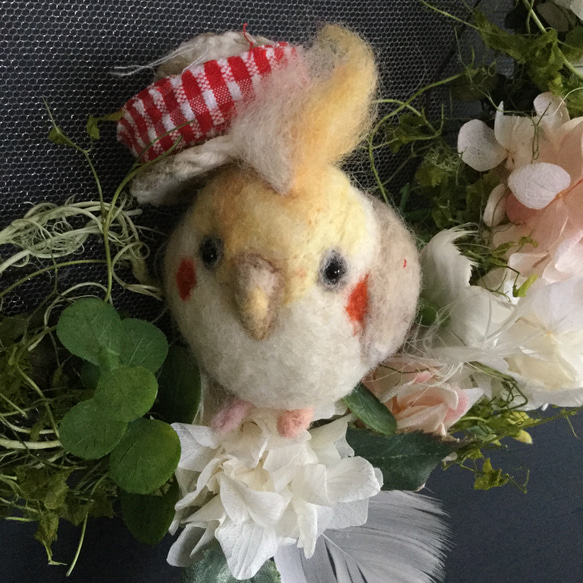 刺繍枠のとりさんリース　オカメインコ 3枚目の画像