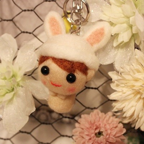 ウサギの帽子を被った赤ちゃんの人形キーホルダー おもちゃ・人形
