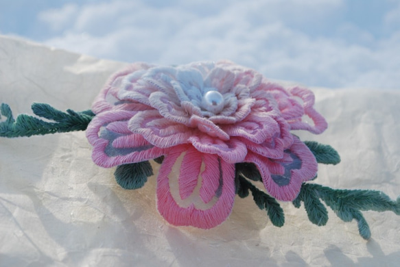 手刺繍の桃花コサージュ 1枚目の画像