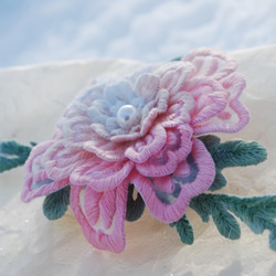 手刺繍の桃花コサージュ 2枚目の画像