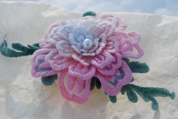手刺繍の桃花コサージュ 3枚目の画像