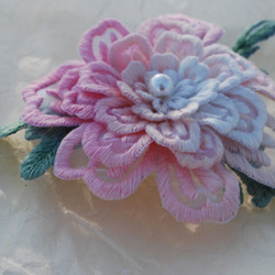 手刺繍の桃花コサージュ 5枚目の画像