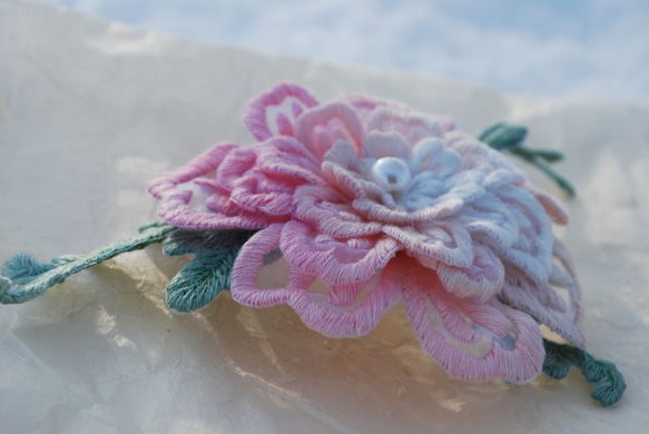 手刺繍の桃花コサージュ 6枚目の画像