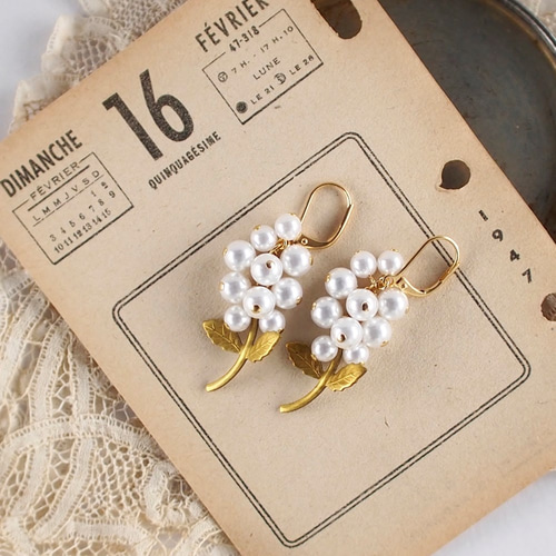 つぶつぶパールのお花ピアス ヴィンテージ リーフ ピアス（フック