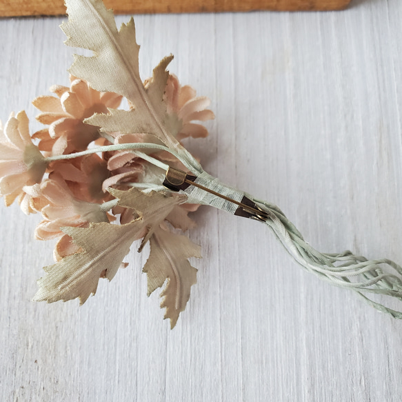 【布花】ベージュマーガレットの花束コサージュC 5枚目の画像