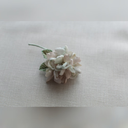 【布花】小さなニュアンスカラーの紫陽花コサージュ 4枚目の画像
