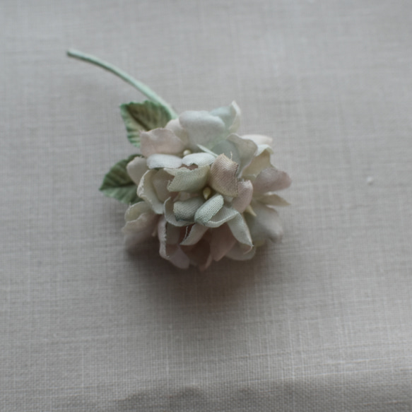 【布花】小さなニュアンスカラーの紫陽花コサージュ 6枚目の画像