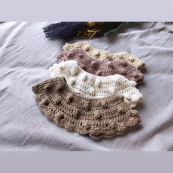 出産祝いやお出かけ用に❁︎つけるだけでおしゃれな手編みの襟スタイ 1枚目の画像
