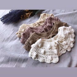 出産祝いやお出かけ用に❁︎つけるだけでおしゃれな手編みの襟スタイ 2枚目の画像