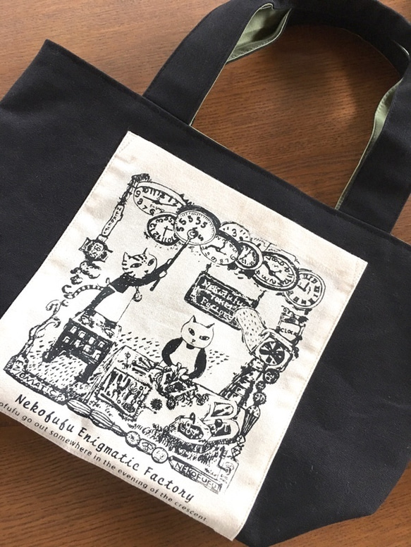 黒の帆布トートバッグ 「猫夫婦、時計の工房」 4枚目の画像