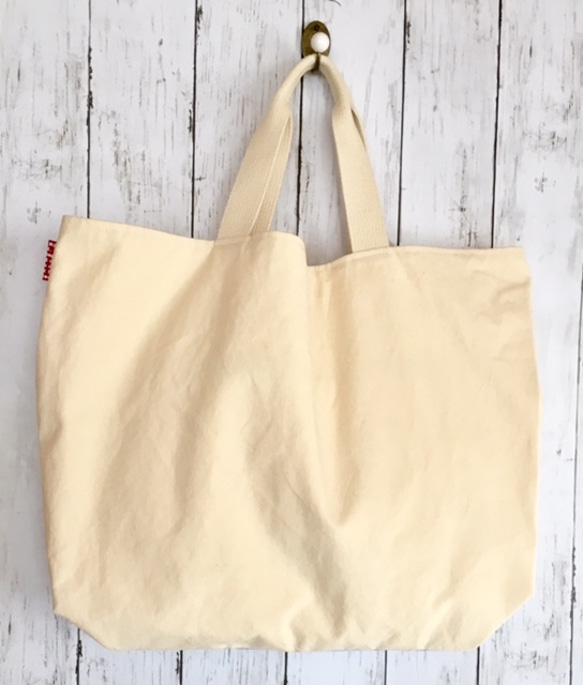 SALE/大きめ/きなり帆布のトートバッグ（猫夫婦10匹猫の手刷り、ブルーのポケット付）内側黄色〈送料無料〉 4枚目の画像