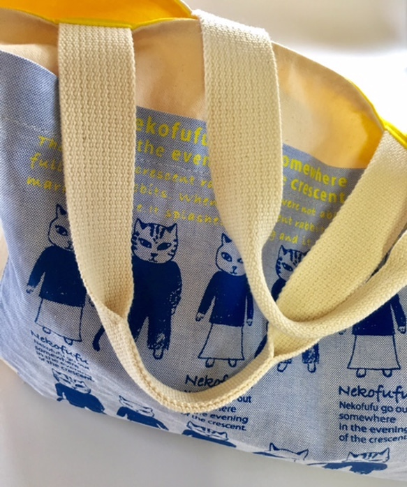 SALE/大きめ/きなり帆布のトートバッグ（猫夫婦10匹猫の手刷り、ブルーのポケット付）内側黄色〈送料無料〉 3枚目の画像