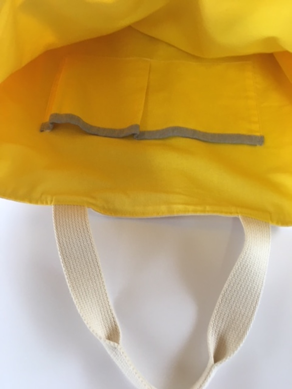 SALE/大きめ/きなり帆布のトートバッグ（猫夫婦10匹猫の手刷り、ブルーのポケット付）内側黄色〈送料無料〉 5枚目の画像