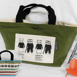 猫夫婦の手さげトートバッグ/ポケット猫イラスト手刷り/オリーブグリーン（片面エスニック柄）送料無料 1枚目の画像