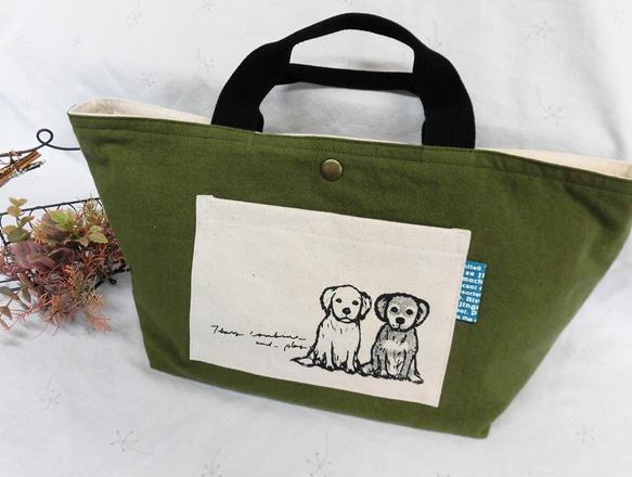 2匹の犬「コロクリ」の手さげトートバッグ/ポケット、犬イラスト手刷り/オリーブグリーン（片面エスニック柄）送料無料 3枚目の画像