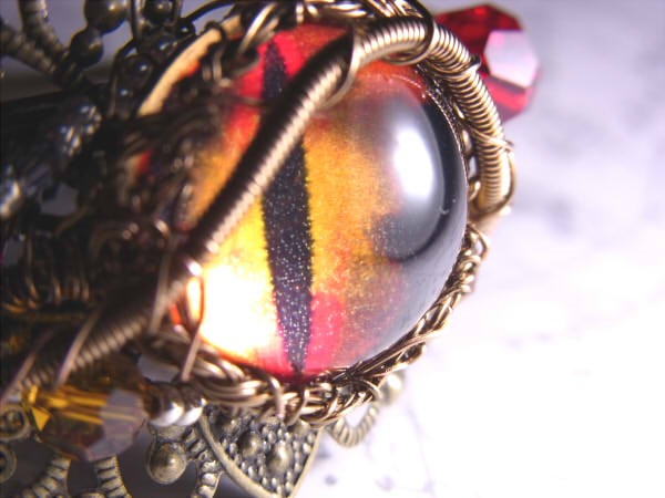 ドラゴンアイ・バングル（メタリック・レッド） 7,644円